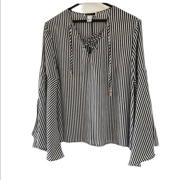 ANOTHER STORY flutter bell sleeve lightweight blouse. Lace up Boho. B&W Medium - Picture 3 of 10